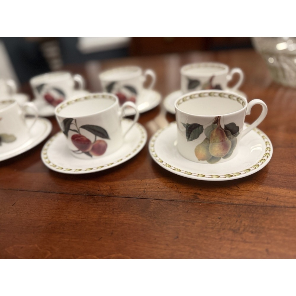 16-Pc Vintage Queen's Fine Bone China "Hooker's Fruit" Tea Set 8 Cups & 8 Scrs